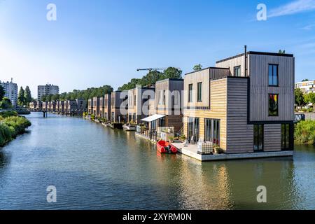 18 edifici residenziali galleggianti Havenlofts Nassauhaven, energia neutra, celle solari, calore da biomassa, costruzioni in legno, i propri trattamenti per le acque reflue Foto Stock