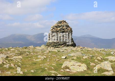 La cima di High Spy cadde nel Lake District inglese con un cairn di pietra Foto Stock