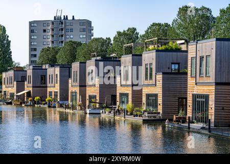 18 edifici residenziali galleggianti Havenlofts Nassauhaven, energia neutra, celle solari, calore da biomassa, costruzioni in legno, i propri trattamenti per le acque reflue Foto Stock