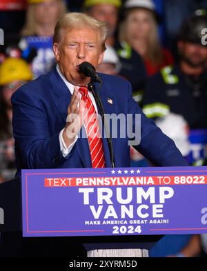 Pittsburgh, Stati Uniti. 30 agosto 2024. Il candidato repubblicano l'ex presidente Donald Trump si rivolge ai suoi sostenitori alla 1st Summit Arena al Cambria County War Memorial a Johnston Pennsylvania venerdì 30 agosto 2024. Foto di Archie Carpenter/UPI. Crediti: UPI/Alamy Live News Foto Stock