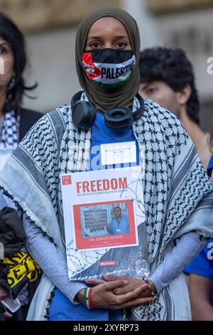 Protesta di solidarietà di massa per i medici palestinesi detenuti che si terrà fuori da St Thomas' Hospital Square, all'angolo tra Royal Street e Lambeth Palace Road, di fronte all'ingresso A&e del St Thomas' Hospital, Londra Regno Unito. Venerdì 30 agosto. 173 operatori sanitari in scrub medici si inginocchiano in una potente veglia per evidenziare la situazione degli operatori sanitari palestinesi detenuti dalle forze israeliane. C'è stata una richiesta per il rilascio del dottor Khaled al Serr, un chirurgo detenuto dalle forze israeliane presso l'ospedale Nasser di Khan Younis nel marzo 2024. Gli operatori medici hanno anche chiesto una sospensione immediata delle armi del Regno Unito Foto Stock