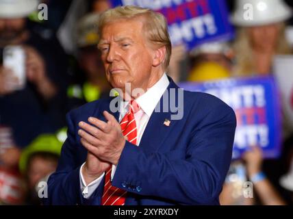 Pittsburgh, Stati Uniti. 30 agosto 2024. Il candidato repubblicano l'ex presidente Donald Trump applaude questi sostenitori dopo il suo Rally alla 1st Summit Arena al Cambria County War Memorial a Johnston Pennsylvania venerdì 30 agosto 2024. Foto di Archie Carpenter/UPI. Crediti: UPI/Alamy Live News Foto Stock