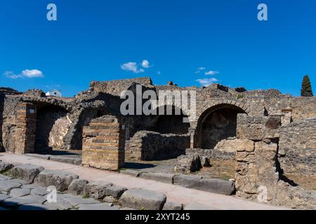 Rovine dell'antica città di Pompei a Napoli, Italia. Pompei era una città romana che fu sepolta in cenere dopo l'eruzione del Vesuvio nel 79 d.C. Foto Stock