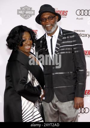 Samuel L. Jackson e LaTanya Richardson alla prima mondiale di Avengers: Age of Ultron, tenutasi al Dolby Theatre di Hollywood, USA il 13 aprile 2015. Foto Stock