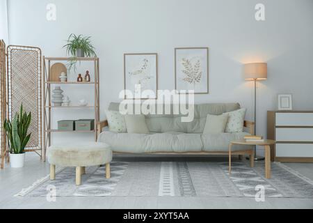 Elegante soggiorno con schermo pieghevole e divano. Design degli interni Foto Stock
