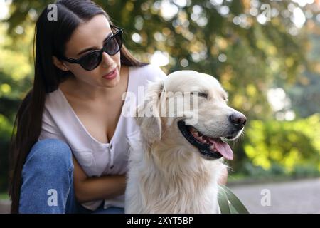 Ritratto del proprietario con un simpatico cane Golden Retriever all'aperto Foto Stock