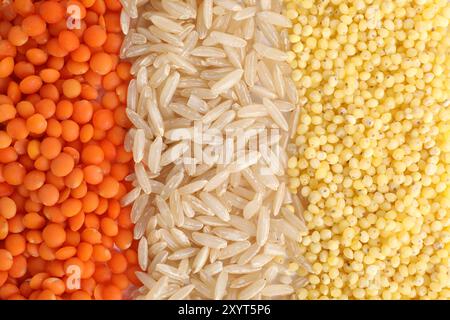 Grani e cereali diversi come sfondo, vista dall'alto Foto Stock