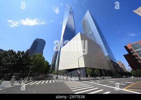 Una vista del Perelman Performing Arts Center e del One World Trade Center di New York City, mercoledì 28 agosto 2024. Quest'anno ricorre il 23° anniversario degli attacchi terroristici alle Torri Gemelle di New York. (Foto: Gordon Donovan) Foto Stock
