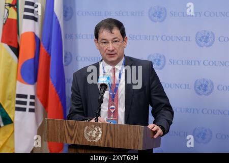 Vereinigte Staaten. 29 agosto 2024. New York, USA, 30 agosto 2024: Dmitry Polyanskiy, vice rappresentante permanente della Federazione russa presso le Nazioni Unite, informa i giornalisti dopo la sua riunione presso la sede delle Nazioni Unite credito: Luiz Rampelotto/EuropaNewswire/dpa/Alamy Live News Foto Stock