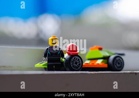 LEGO Minifigure con Toy Race Car: Creatività e immaginazione per l'infanzia Foto Stock