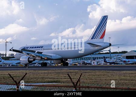 Aeroporto Princess Juliana 1-13-2008 Simpson Bay Saint Martin Air France Airbus A320 FGKXK arrivo serale all'Aeroporto Internazionale Princess Juliana. Aeroporto Foto Stock