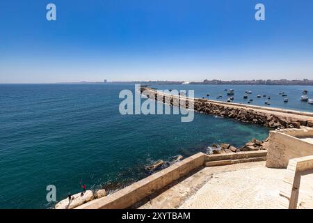 Vista dalla cittadella di Qaitbay, mare Mediterraneo e argine del porto orientale, vista distante del centro città, Alessandria, Egitto, Nord Africa Foto Stock