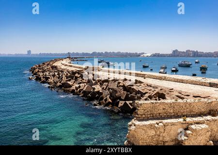 Vista dalla cittadella di Qaitbay, mare Mediterraneo e argine del porto orientale, vista distante del centro città, Alessandria, Egitto, Nord Africa Foto Stock