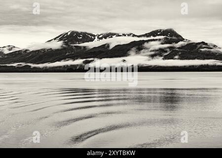 Scena di montagna Foggy lungo l'Inside Passage, Alaska, Stati Uniti [B&W Image] Foto Stock