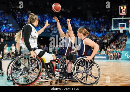 Gli Stati Uniti Zurbrugg Lindsey (24) spara durante una partita di basket femminile su sedia a rotelle contro la Germania alle Paralimpiadi di Parigi 2024, venerdì 3 agosto Foto Stock