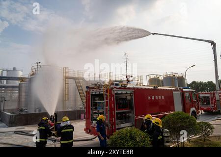 HEFEI, CINA - 30 AGOSTO 2024 - i vigili del fuoco combattono un incendio nel sito di un'esercitazione di emergenza per la produzione di sostanze chimiche pericolose in un parco chimico in Foto Stock