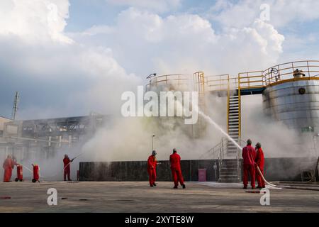 HEFEI, CINA - 30 AGOSTO 2024 - il personale aziendale si è raffreddato e ha spento un incendio su un serbatoio di stoccaggio di metanolo presso il sito di un prodotto chimico pericoloso Foto Stock