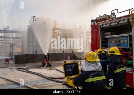 HEFEI, CINA - 30 AGOSTO 2024 - i vigili del fuoco combattono un incendio nel sito di un'esercitazione di emergenza per la produzione di sostanze chimiche pericolose in un parco chimico in Foto Stock