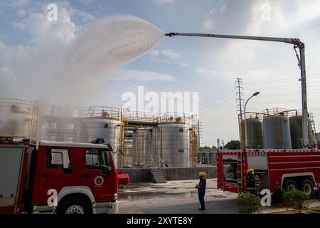 HEFEI, CINA - 30 AGOSTO 2024 - i vigili del fuoco combattono un incendio nel sito di un'esercitazione di emergenza per la produzione di sostanze chimiche pericolose in un parco chimico in Foto Stock