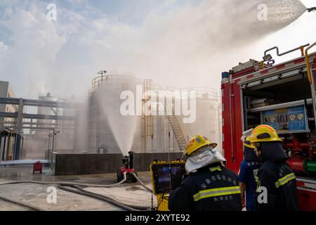 HEFEI, CINA - 30 AGOSTO 2024 - i vigili del fuoco combattono un incendio nel sito di un'esercitazione di emergenza per la produzione di sostanze chimiche pericolose in un parco chimico in Foto Stock