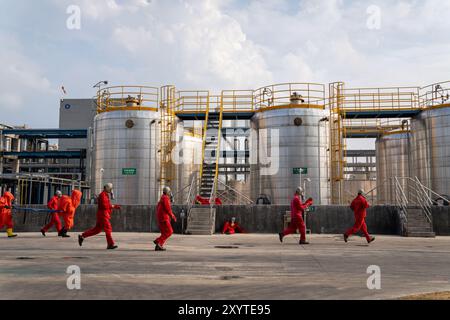 HEFEI, CINA - 30 AGOSTO 2024 - i lavoratori vengono evacuati nel sito di un'esercitazione di emergenza per pericolosi incidenti di sicurezza della produzione chimica in un chemi Foto Stock