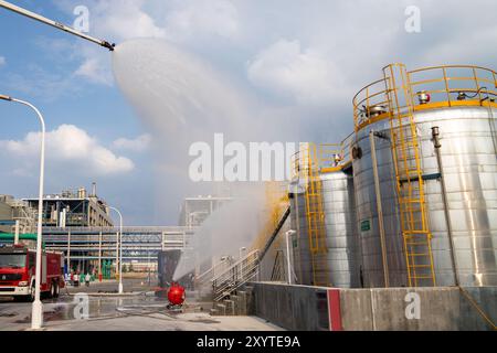 HEFEI, CINA - 30 AGOSTO 2024 - i vigili del fuoco combattono un incendio nel sito di un'esercitazione di emergenza per la produzione di sostanze chimiche pericolose in un parco chimico in Foto Stock