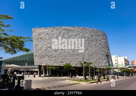 Alexandria Bibliotheca, commemorazione dell'edificio moderno dell'antica "Biblioteca di Alessandria", in centro sul mare, Alessandria, Egitto, Nord Africa, Africa Foto Stock