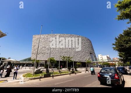 Alexandria Bibliotheca, commemorazione dell'edificio moderno dell'antica "Biblioteca di Alessandria", in centro sul mare, Alessandria, Egitto, Nord Africa, Africa Foto Stock