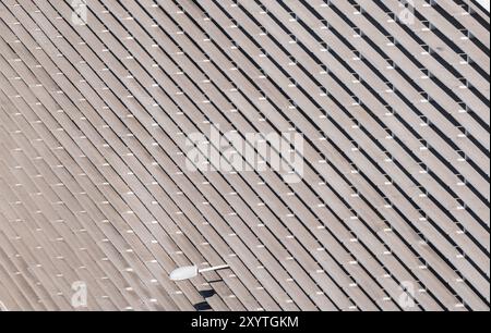 Elemento geometrico dell'architettura di sfondo astratto. Lampada sulla facciata di un moderno edificio di uffici sullo sfondo. Foto Stock