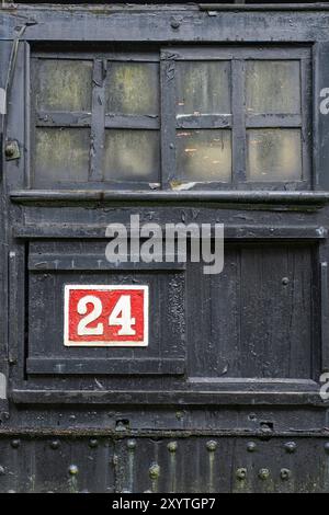 Vecchia porta della locomotiva del treno a vapore con il numero 24 rosso Foto Stock