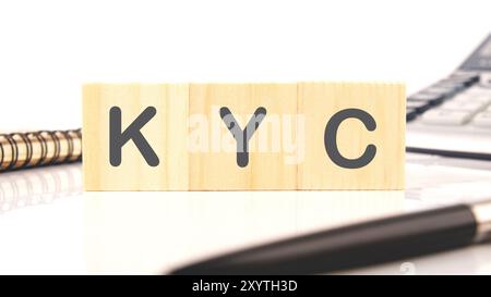 Acronimo aziendale KYC Know Your Customer. KYC assemblato da cubi di legno su sfondo bianco Foto Stock