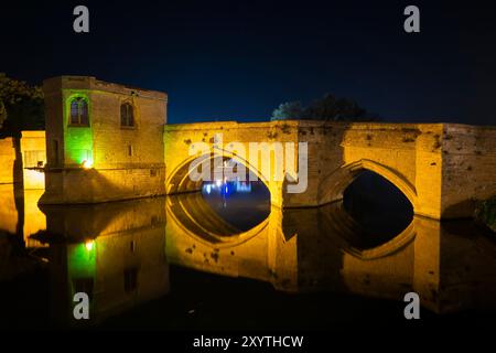 St Ives, Cambridgeshire, Regno Unito. 30 agosto 2024. Meteo nel Regno Unito. Il Ponte di St Ives, illuminato nel XV secolo, si riflette nelle acque calme del fiume Great Ouse in una calda notte tranquilla con una leggera brezza. Il ponte del XV secolo è uno dei quattro ponti in Inghilterra ad incorporare una cappella (gli altri sono a Rotherham, Wakefield e Bradford-on-Avon). Crediti fotografici: Graham Hunt/Alamy Live News Foto Stock