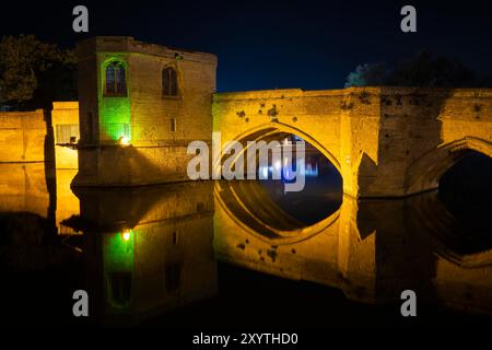 St Ives, Cambridgeshire, Regno Unito. 30 agosto 2024. Meteo nel Regno Unito. Il Ponte di St Ives, illuminato nel XV secolo, si riflette nelle acque calme del fiume Great Ouse in una calda notte tranquilla con una leggera brezza. Il ponte del XV secolo è uno dei quattro ponti in Inghilterra ad incorporare una cappella (gli altri sono a Rotherham, Wakefield e Bradford-on-Avon). Crediti fotografici: Graham Hunt/Alamy Live News Foto Stock