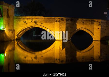 St Ives, Cambridgeshire, Regno Unito. 30 agosto 2024. Meteo nel Regno Unito. Il Ponte di St Ives, illuminato nel XV secolo, si riflette nelle acque calme del fiume Great Ouse in una calda notte tranquilla con una leggera brezza. Il ponte del XV secolo è uno dei quattro ponti in Inghilterra ad incorporare una cappella (gli altri sono a Rotherham, Wakefield e Bradford-on-Avon). Crediti fotografici: Graham Hunt/Alamy Live News Foto Stock