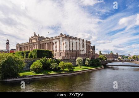 Vista attraverso Norrstrom fino al Parlamento (Riksdagshuset) su Helgeandsholmen (isola), nel quartiere Gamla Stan (città vecchia) di Stoccolma, Svezia, S. Foto Stock