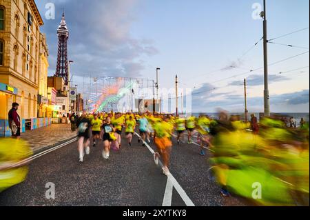 Quattromila corridori hanno partecipato all'annuale corsa notturna di Blackpool illuminazioni attraverso le luci Foto Stock