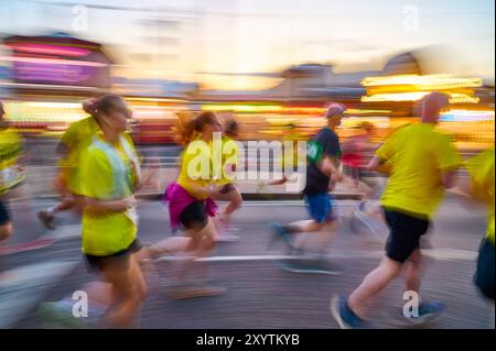 Quattromila corridori hanno partecipato all'annuale corsa notturna di Blackpool illuminazioni attraverso le luci Foto Stock