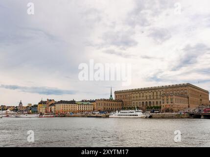 Vista sul mare fino al Palazzo reale nella città vecchia. Gamla Stan, Stoccolma, Svezia, Scandinavia, Europa Foto Stock