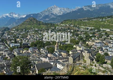 Vista del centro storico di Sion, Sion, capitale del Canton Vallese, ai piedi delle Alpi Wallsier, Vallese, Svizzera, Europa Foto Stock