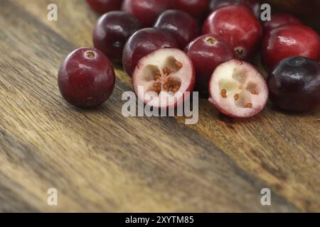 Scena rustica cucina con mirtilli rossi freschi un simbolo di salute e benessere, spesso indicato come un superfood Foto Stock