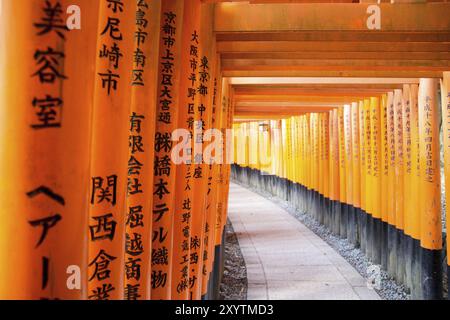 Kyoto, Giappone, 13 dicembre 2014: Porte arancioni chiamate torii al Santuario Fushimi Inari, Asia Foto Stock