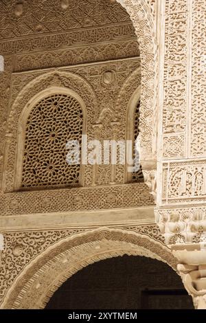 Dettaglio delle incisioni arabe dei Palazzi Nasridi nell'Alhambra di Granada in Andalusia, Spagna, Europa Foto Stock