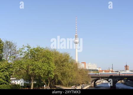 Berlino, Germania, 16 aprile 2009: Scorcio di Berlino centrale (Mitte) . Alcune persone camminano lungo la riva del fiume Sprea. Sullo sfondo a destra Foto Stock