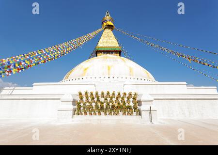 Occhi su bianco secondo livello di Boudhanath Stupa di Kathmandu in Nepal il 23 ottobre 2013. Posizione orizzontale Foto Stock