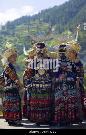 Xijiang, Cina, 15 settembre 2007: Gruppo di donne Miao che indossano regalia tradizionali, costume colorato con copricapo di corno d'argento a Xiji Foto Stock