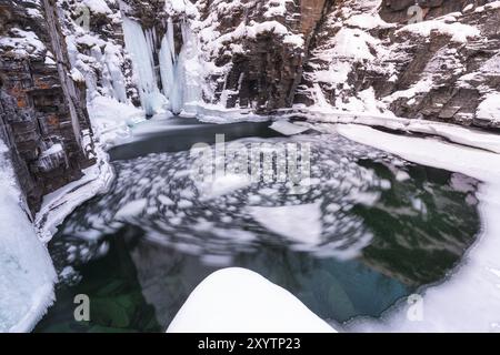 Banchi di ghiaccio nel fiume Abiskojohkka, Abisko Canyon, Abisko National Park, Norrbotten, Lapponia, Svezia, gennaio 2014, Europa Foto Stock