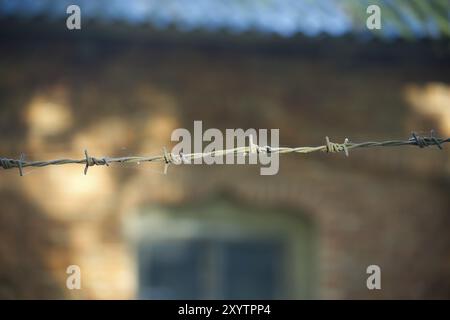 Primo piano della silhouette delle bobine filo metallico arrugginito su sfondo sfocato Foto Stock