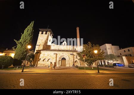 Chiesa romanica Iglesia de Santa Maria de la Horta di notte, centro storico di Zamora, provincia di Zamora, Castiglia e León, Spagna, Europa Foto Stock