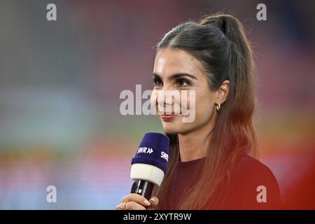 Presentatrice televisiva Lea Wagner in un'intervista, microfono, logo, SWR, ritratto, sorrisi, Voith-Arena, Heidenheim, Baden-Wuerttemberg, Germania, Europa Foto Stock