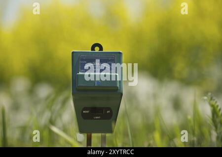 Misuratore di umidità del suolo, intensità luminosa e PH in primo piano, concetto di tecnologia agricola Foto Stock